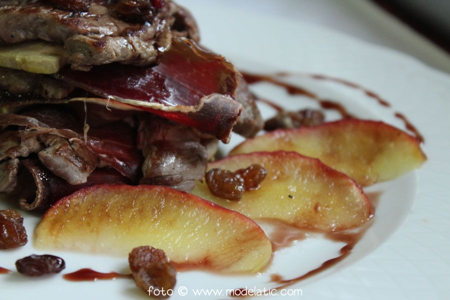 Milhojas de solomillo, cecina y foie con reducción de vino tinto